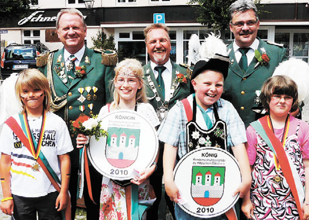 Gildemeister Klaus Linnekke (hinten v. l.), Majestät Detlev Knipp und der Verantwortliche des Kinderschützenfestes Joachim Witt präsentierten sich mit den Kindermajestäten und Prinzregenten.