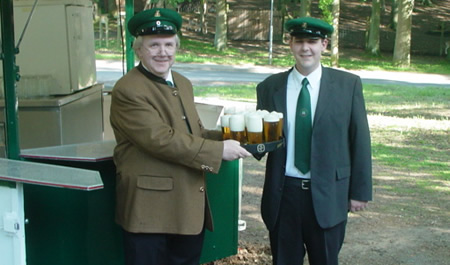 Schuetzenfest 2010 - I. Exerzierabend Rekruten bei der Versorgung der Truppen